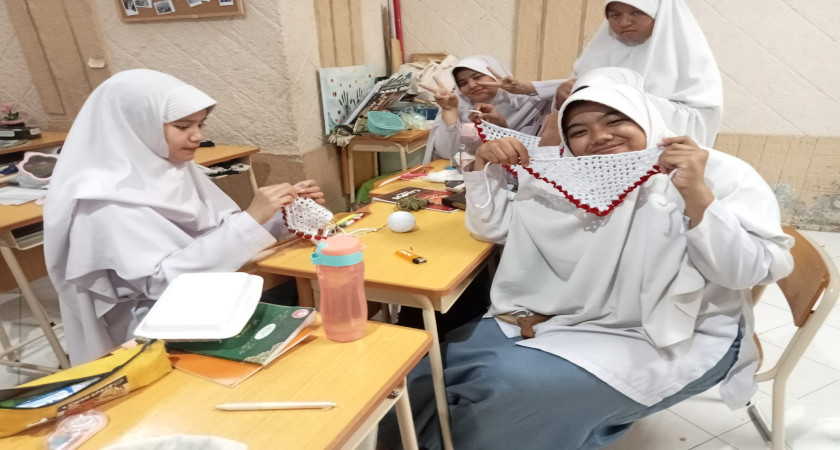 Rajutan Dalam Cerita Santai di Jam Istirahat